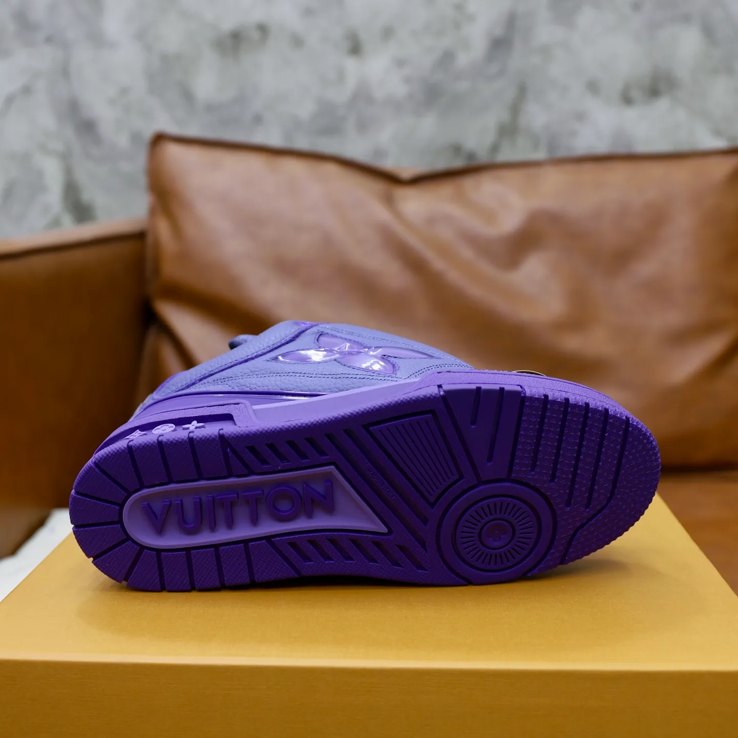 Men's shoes 💰: 860💰 LV Louis Vuitton TRAINER new sneakers are shipped. Louis Vuitton men's artistic director Virgil Abloh took inspiration to create this LV Trainer sneaker. Yingze crystal inlays present a colorful effect, with two gorgeous effect colors to choose from. The LV diamond letter logo badge on the tongue is gorgeous and noble. The LV letters are decorated on the side. The outsole is decorated with a Monogram flower pattern. It shows the trend of elegance and nobility! Men's model: 39-44 (38, 45, 46 customized)